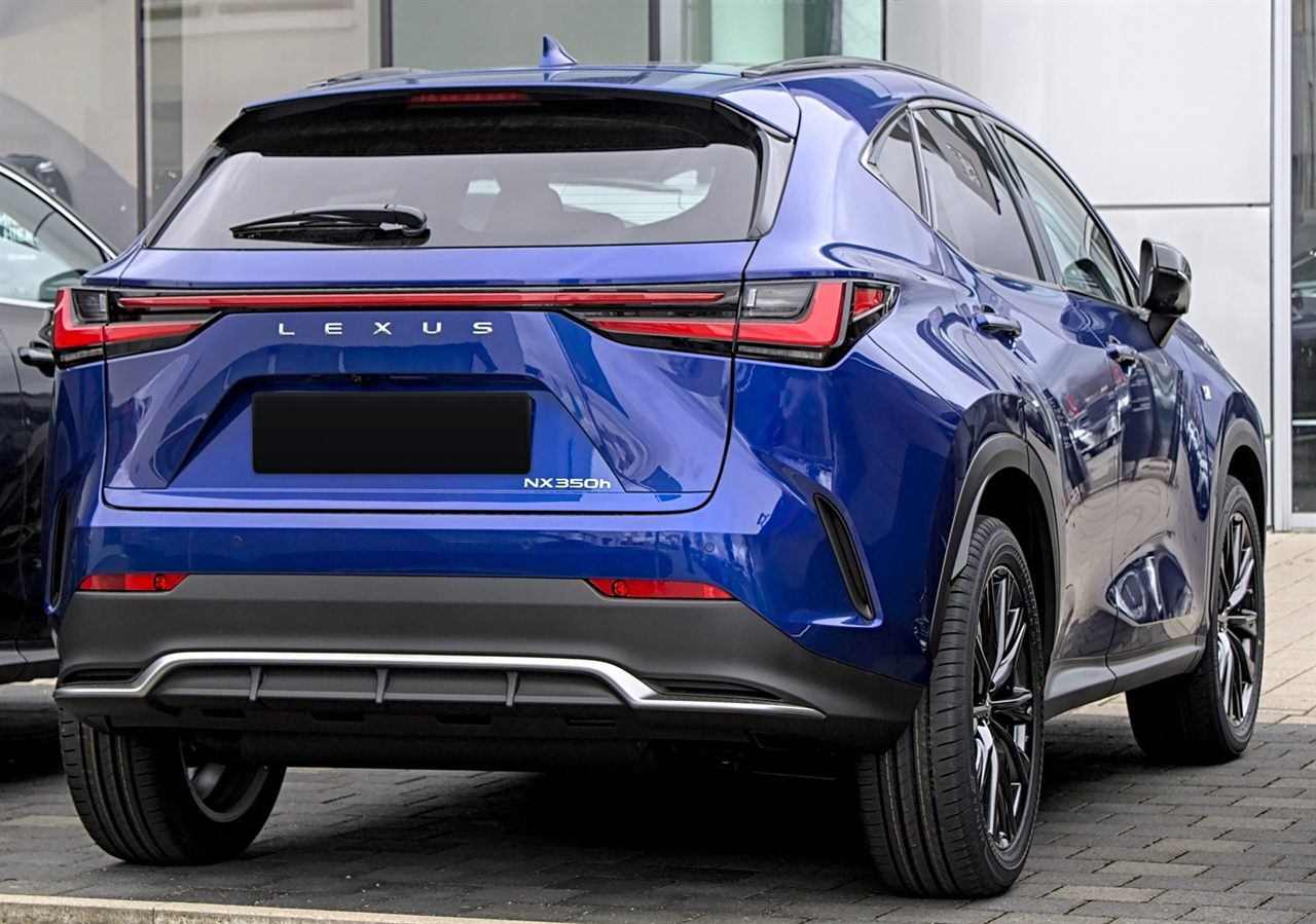 Lexus NX 450h+, foto 2 (achterkant, blauw)