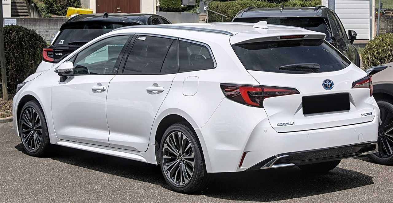 Toyota Corolla Hatchback 1.8 Hybrid 140 pk (103 kW), foto 2 (achterkant, wit)