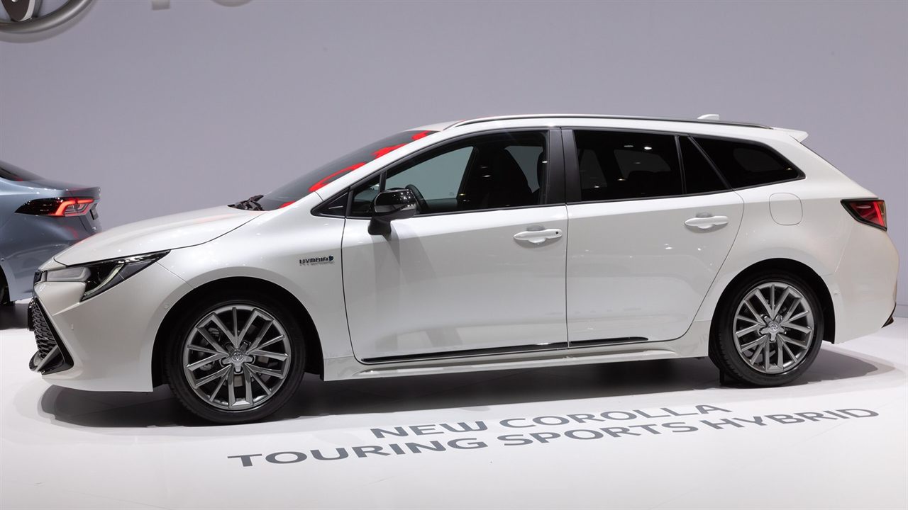 Toyota Corolla Hatchback 1.8 Hybrid 140 pk (103 kW), foto 3 (zijkant, wit)