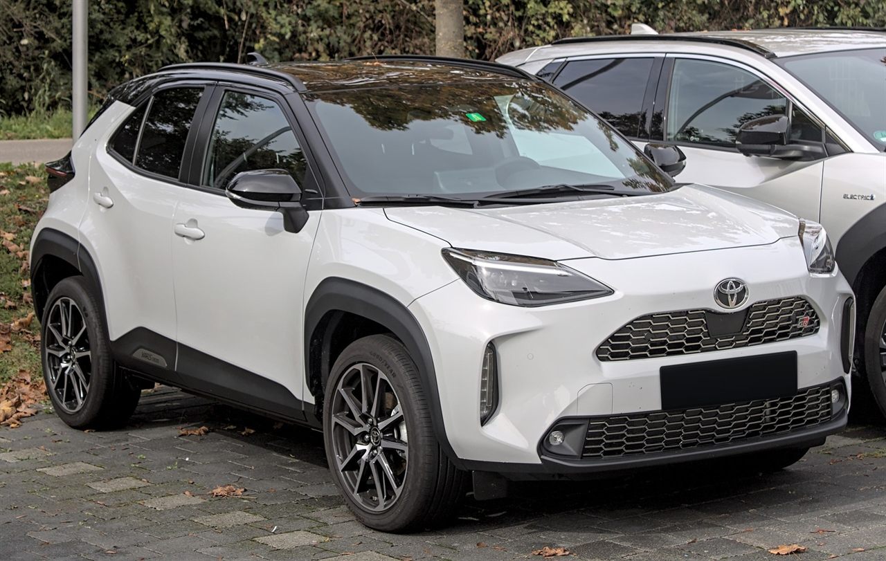 Toyota Yaris Cross 1.5 Hybrid 116 pk (85 kW), foto 3 (zijkant, wit)