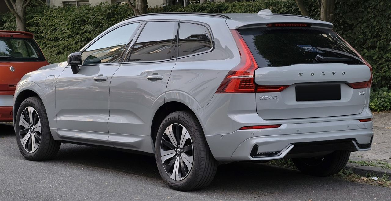 Volvo XC60 Recharge T6 AWD (accu 11,6 kWh), foto 2 (achterkant, grijs)