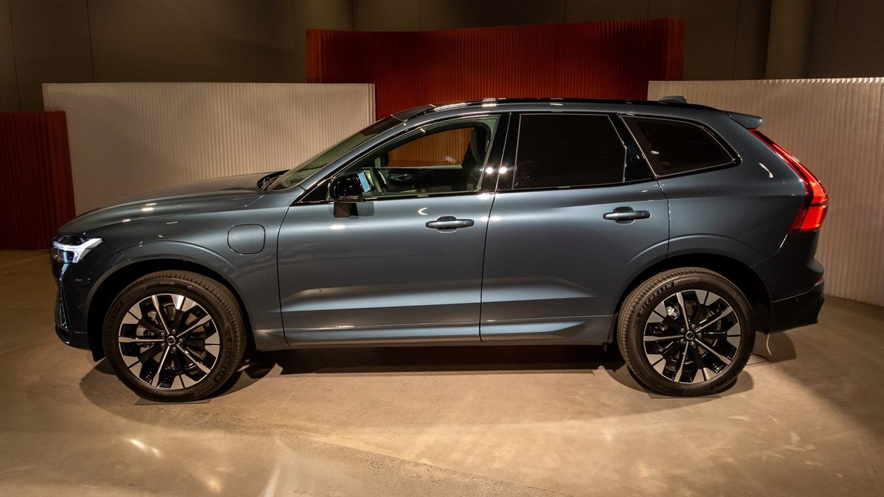 Volvo XC60 Recharge T6 AWD (accu 11,6 kWh), foto 3 (zijkant, blauw)